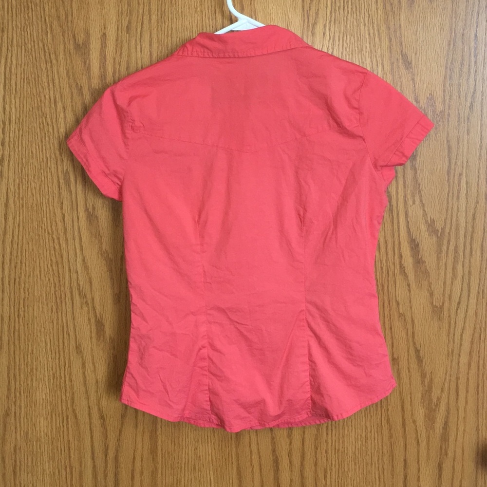 No Boundaries junior’s short sleeve top in coral - Picture 2 of 5
